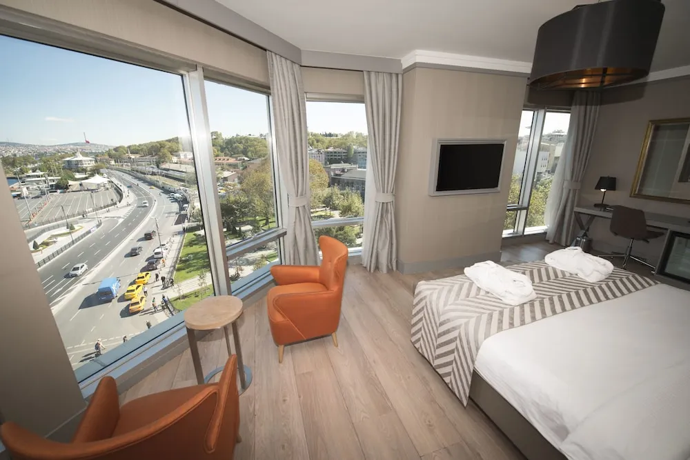 Queen Suite Sea View Room