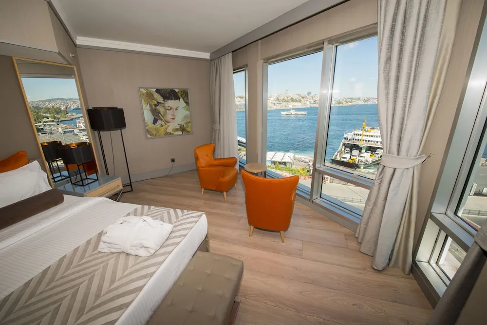 Queen Suite Sea View Room