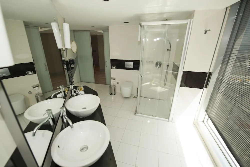 Queen Suite Sea View Room