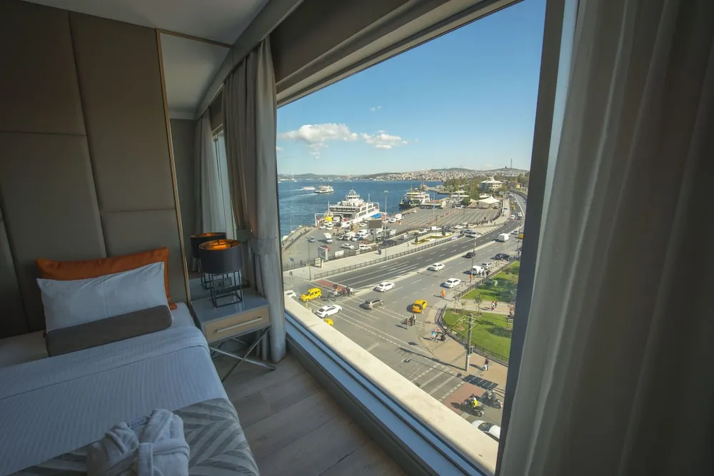 Deluxe Tek Büyük veya İki Ayrı Yataklı Oda, 1 Yatak Odası, Kısmi Deniz Manzaralı