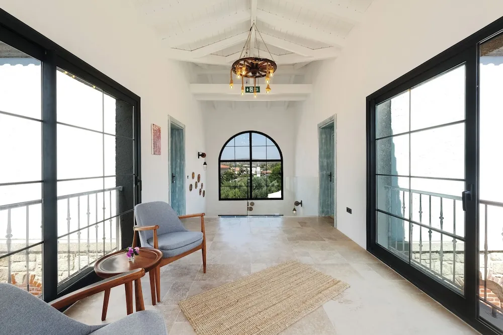 Deluxe Room with Bay Window