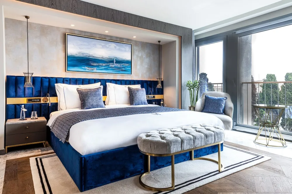 Deluxe King Room with City View