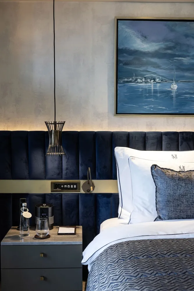 Deluxe King Room with City View