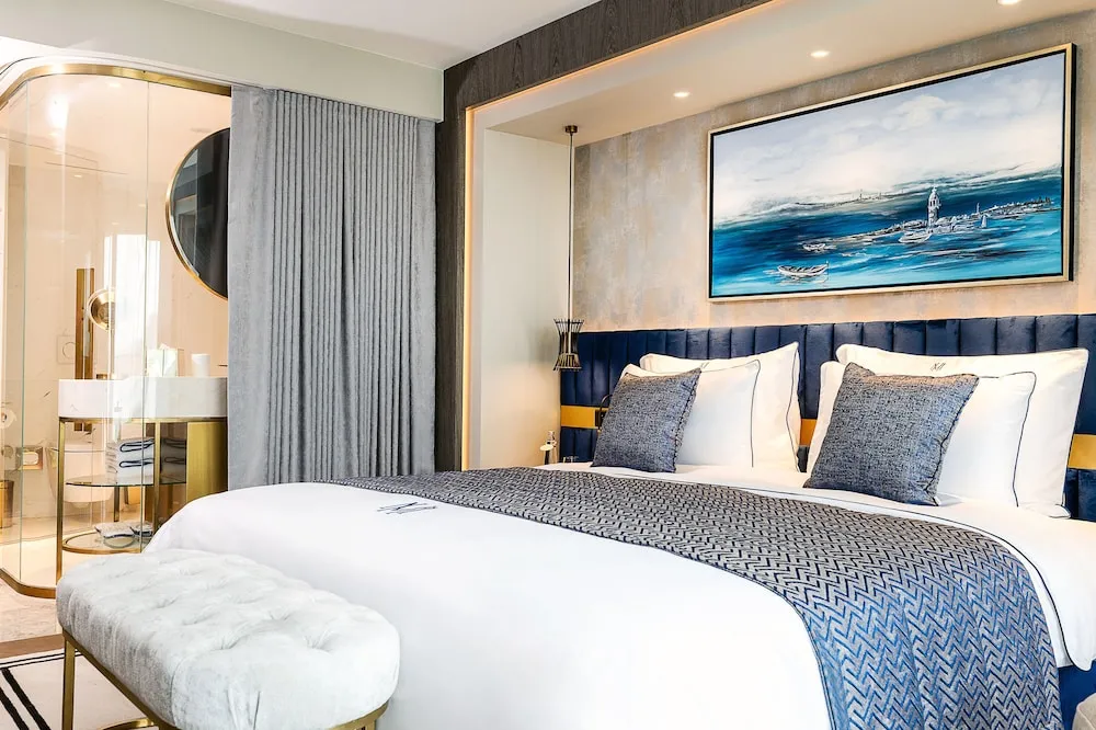 Deluxe King Room with City View
