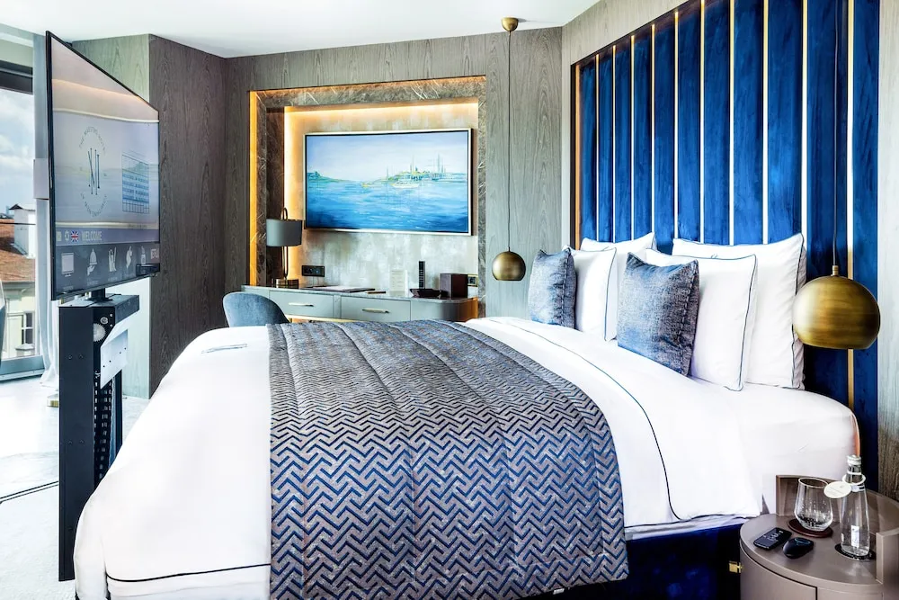 Queen Suite with City View