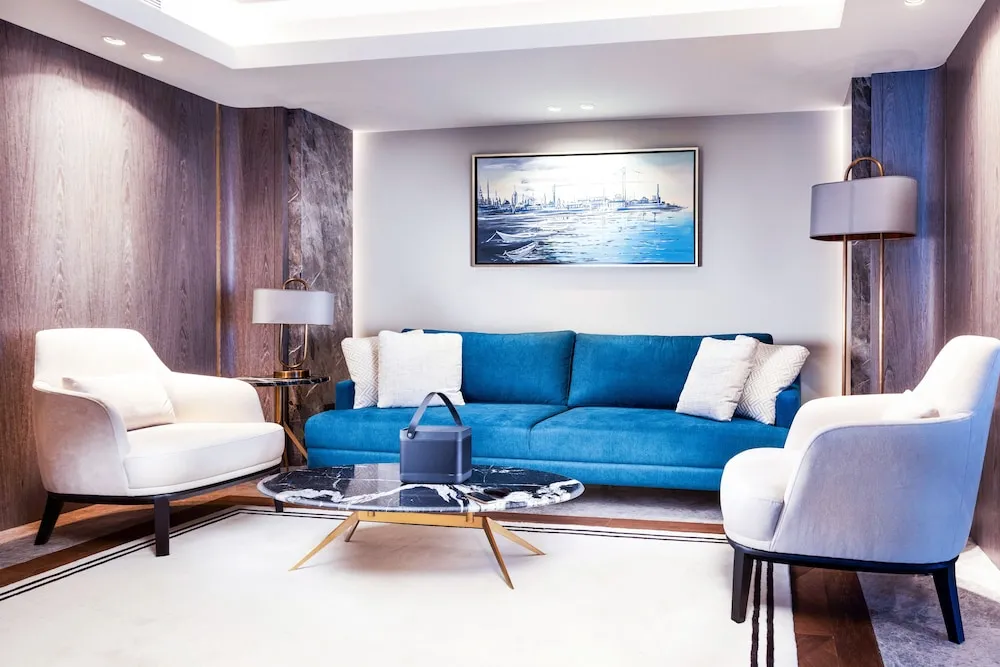 Queen Suite with City View