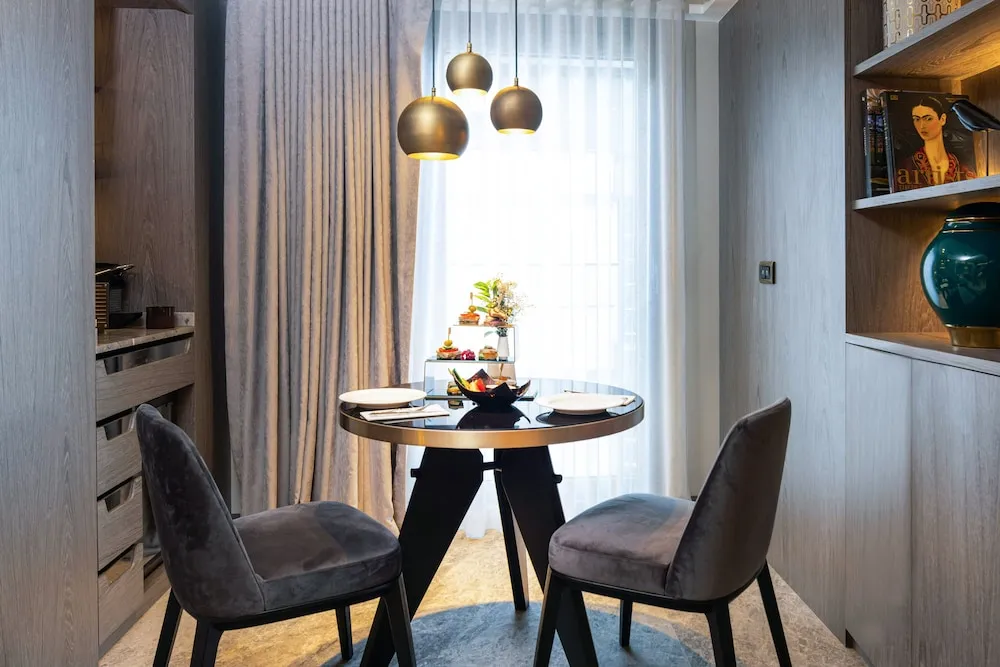 Queen Suite with City View