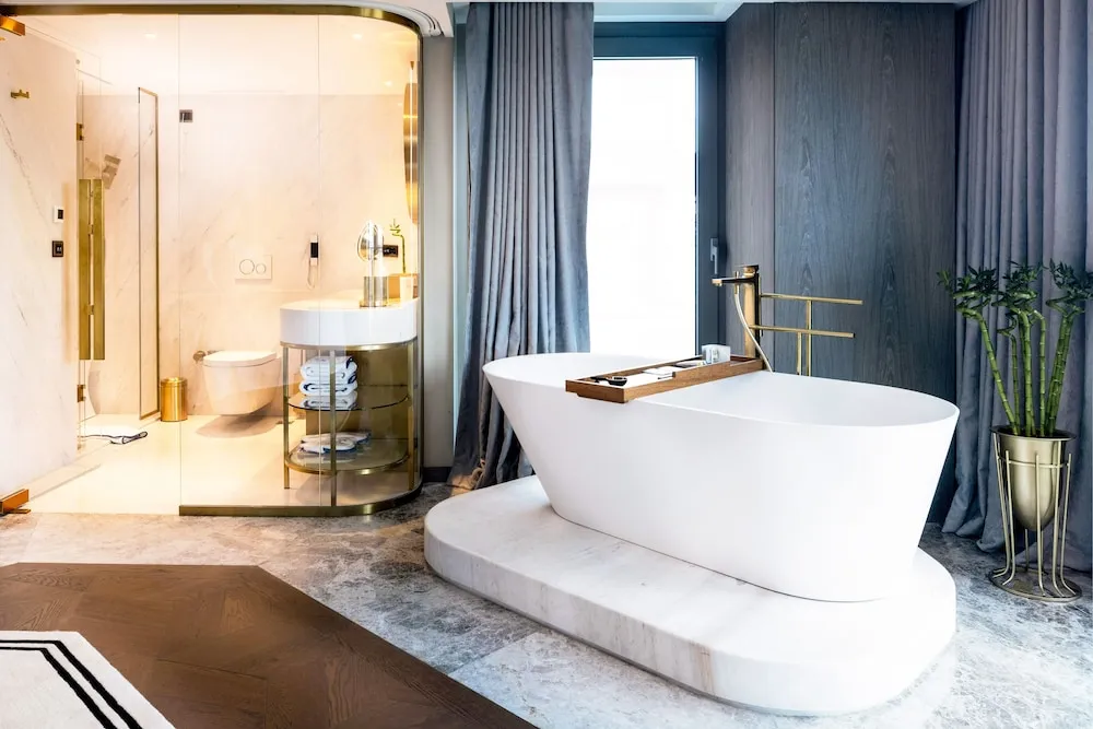Queen Suite with Sea View
