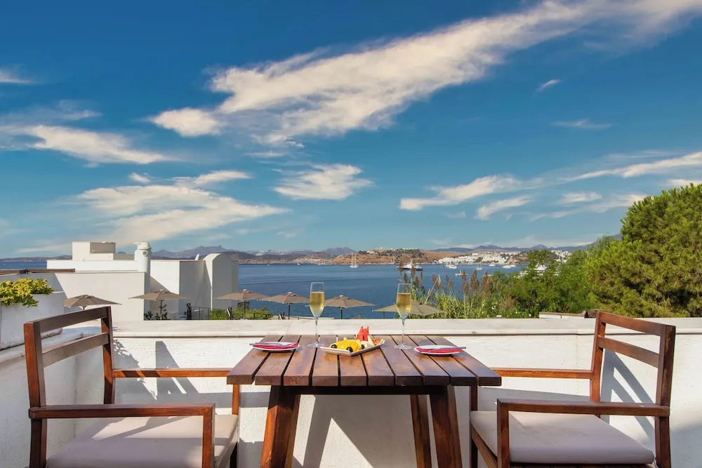 Deluxe Tek Büyük Yataklı Oda, Teras, Deniz Manzaralı