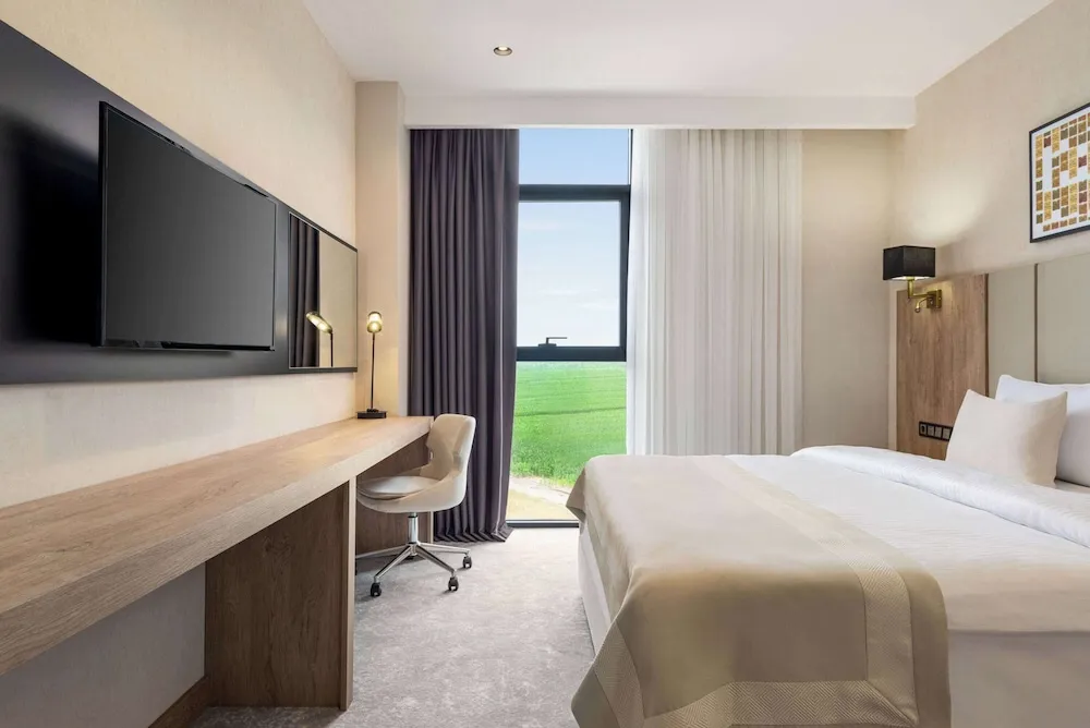 Oda, 1 En Büyük (King) Boy Yatak, Engellilere Uygun, Şehir Manzaralı (Hearing)