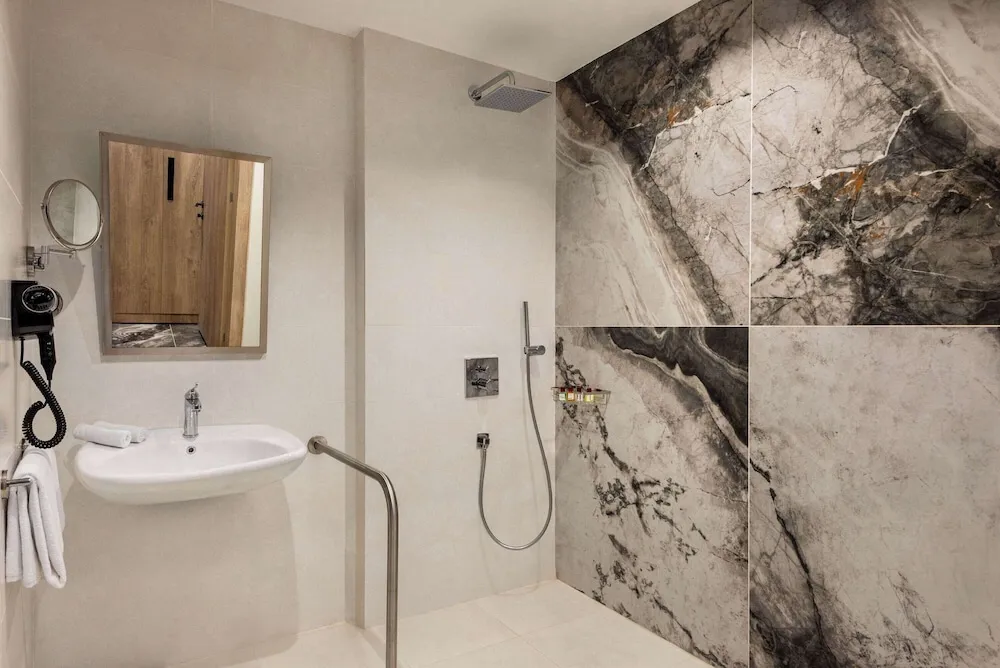 Oda, 1 En Büyük (King) Boy Yatak, Engellilere Uygun, Şehir Manzaralı (Hearing)