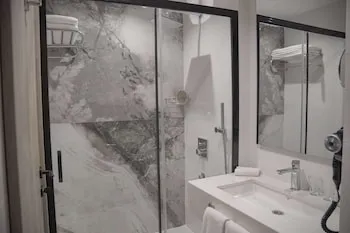 Ramada Plaza By Wyndham Batman