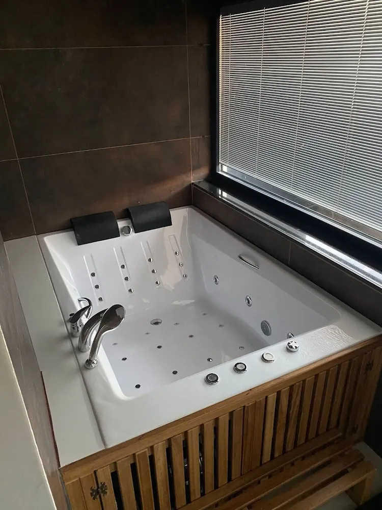 Deluxe Tek Büyük Yataklı Oda, Küvet, Şehir Manzaralı