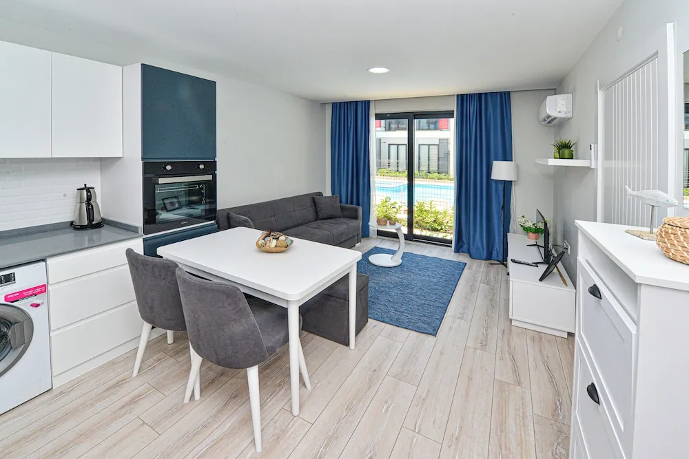 Comfort Apart Daire, Havuz Manzaralı