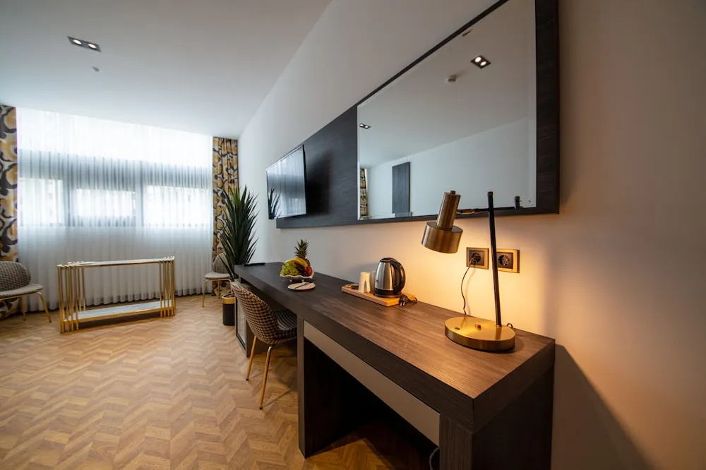 2 + 1 Suite Room