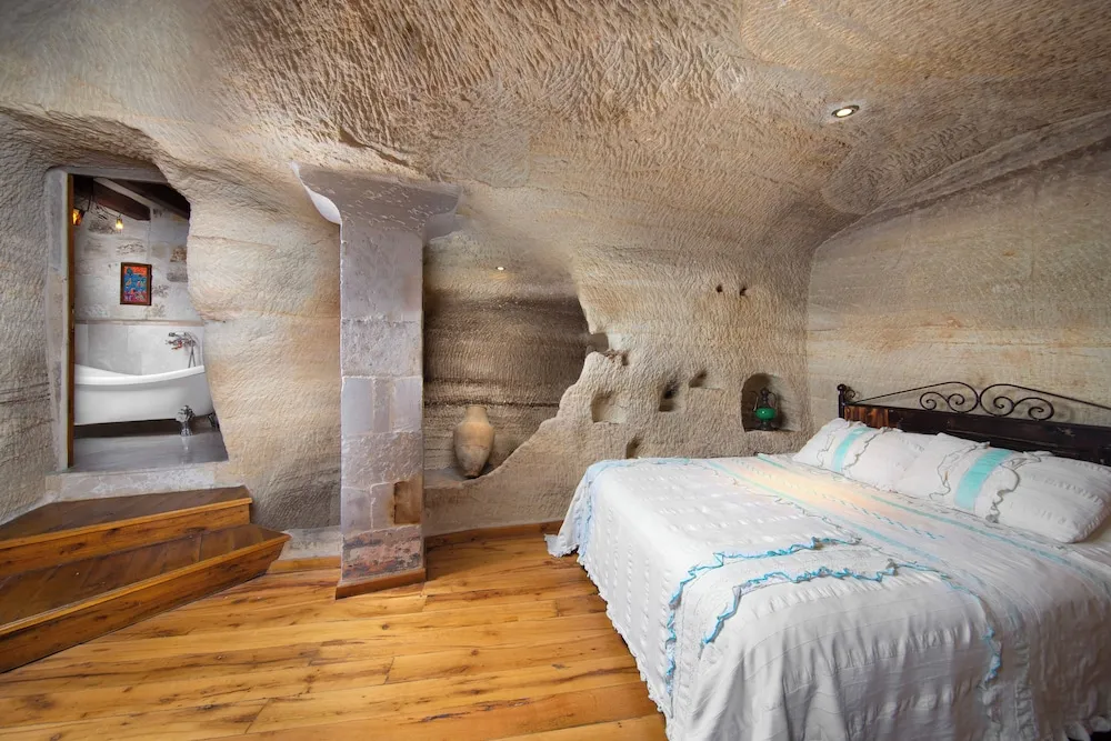 Superior Cave Suite