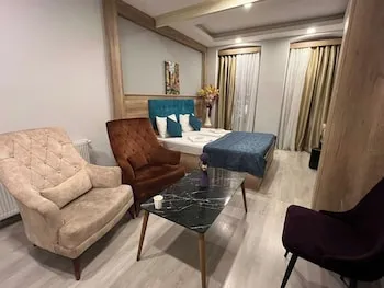 Destinia Pera Suites