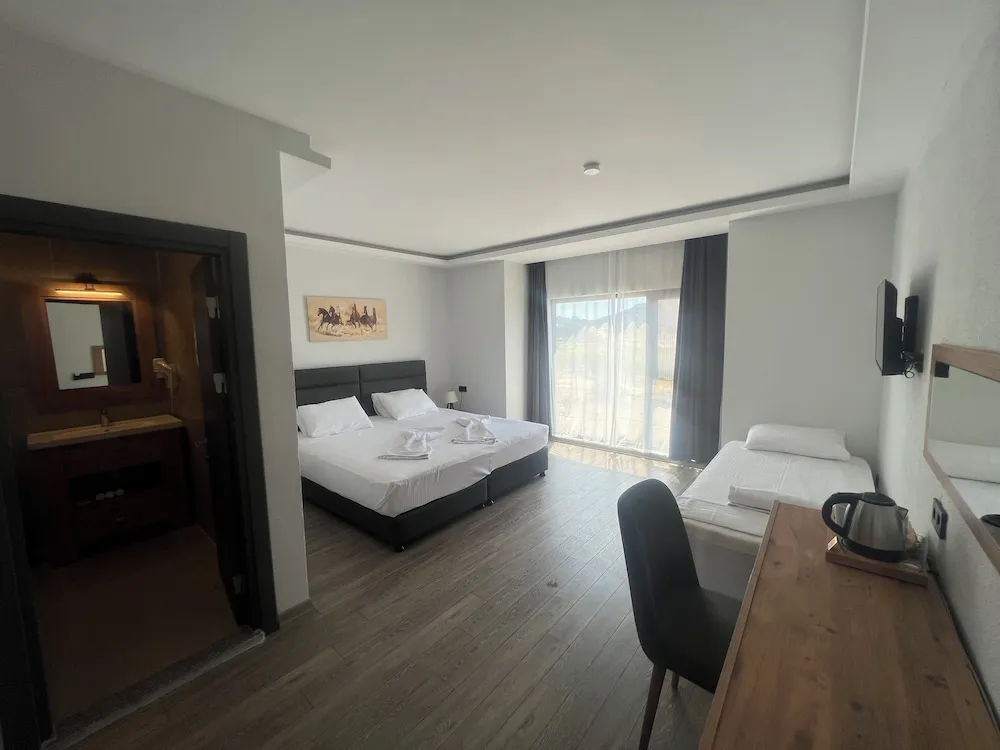 Standard Üç Kişilik Oda, Bahçe Manzaralı