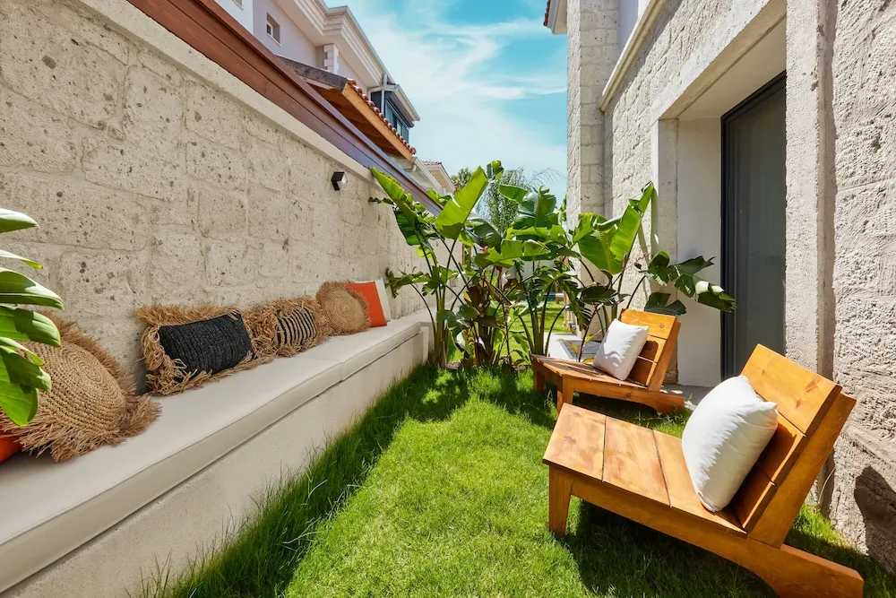 Superior Oda, 1 Büyük (Queen) Boy Yatak, Bahçe Manzaralı, Bahçeli