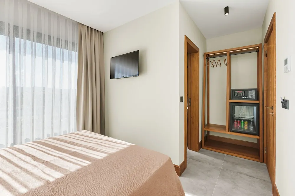 Deluxe Oda, 1 Büyük (Queen) Boy Yatak, Havuz Manzaralı