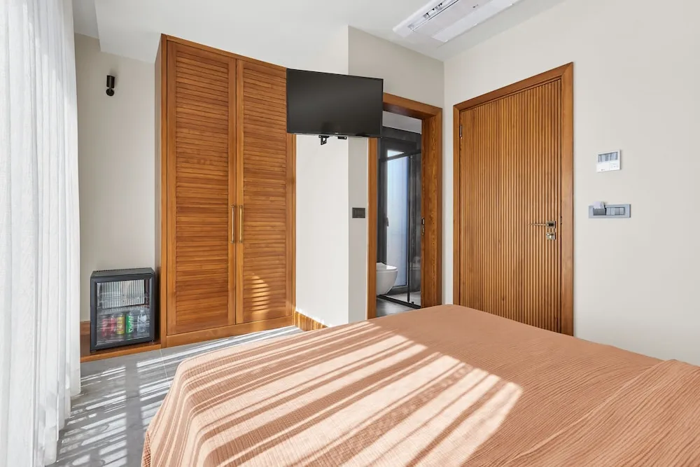 Deluxe Oda, 1 Büyük (Queen) Boy Yatak, Havuz Manzaralı