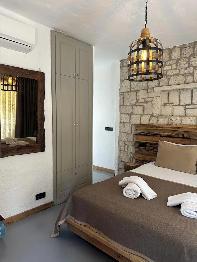 Traditional Tek Büyük Yataklı Oda