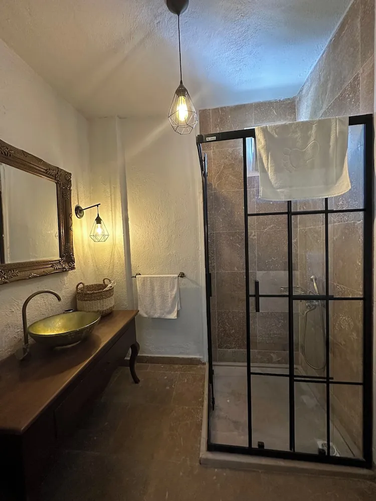 Traditional Tek Büyük Yataklı Oda