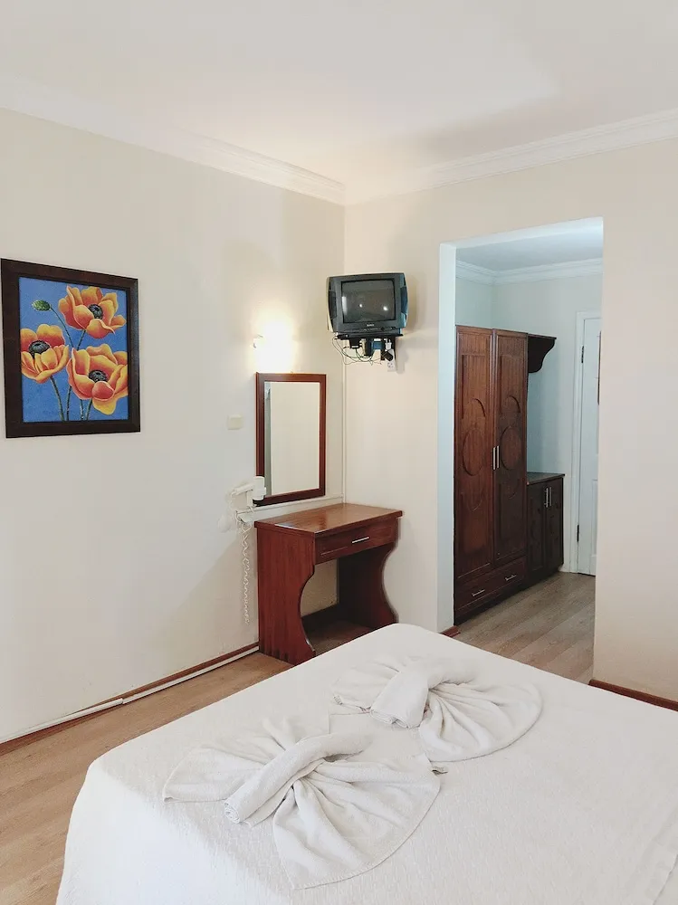 Standard Tek Büyük veya İki Ayrı Yataklı Oda, Balkon, Havuz Manzaralı