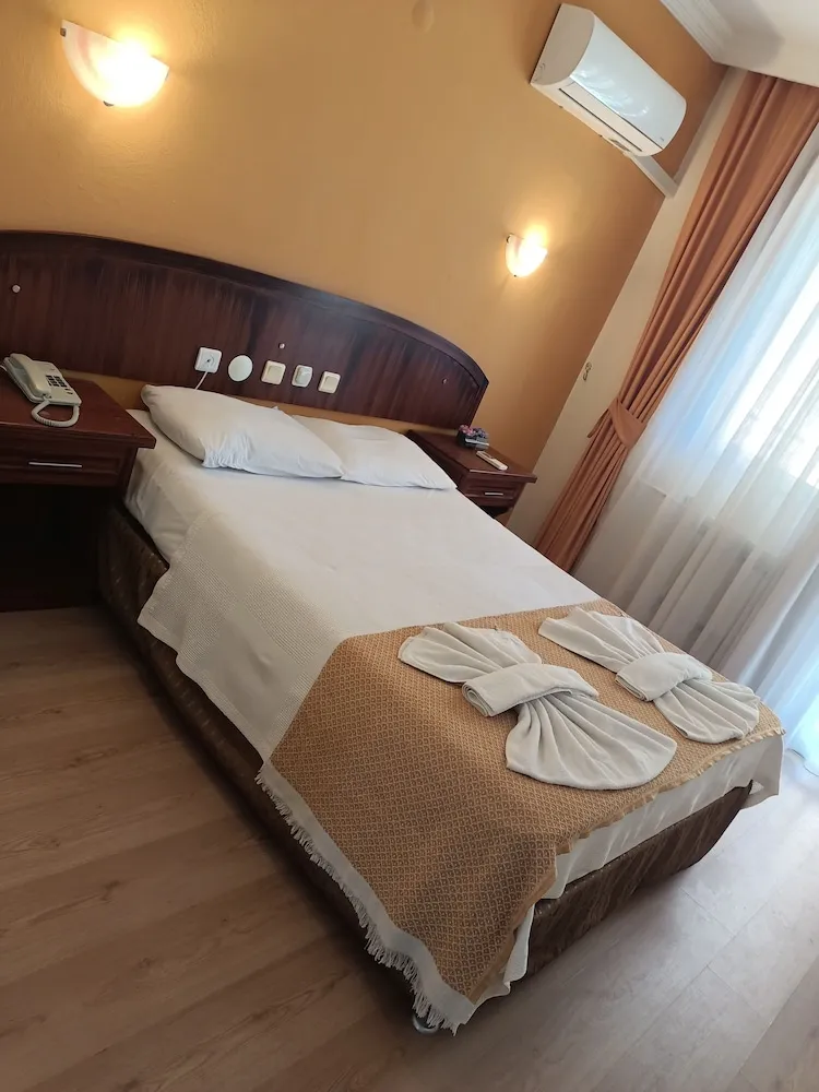 Standard Tek Büyük veya İki Ayrı Yataklı Oda, Balkon, Havuz Manzaralı