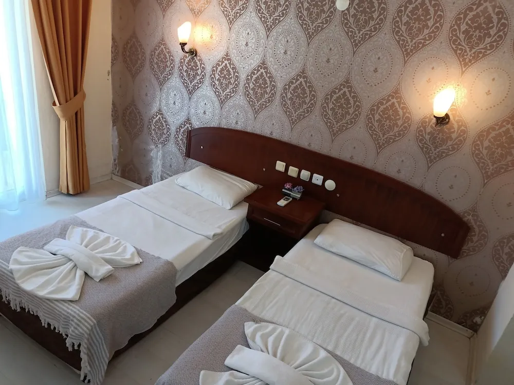 Standard Tek Büyük veya İki Ayrı Yataklı Oda, Balkon, Havuz Manzaralı