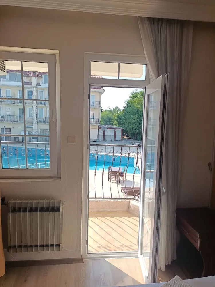 Standard Tek Büyük veya İki Ayrı Yataklı Oda, Balkon, Havuz Manzaralı