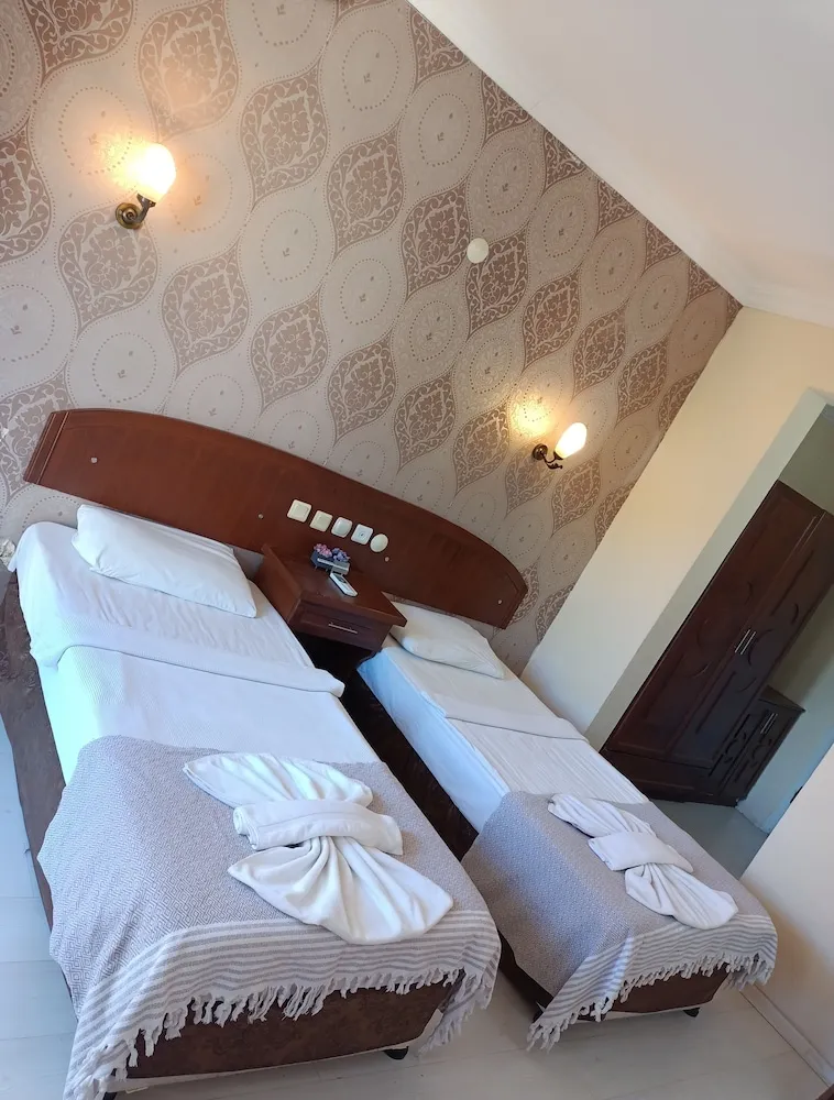 Standard Tek Büyük veya İki Ayrı Yataklı Oda, Balkon, Havuz Manzaralı