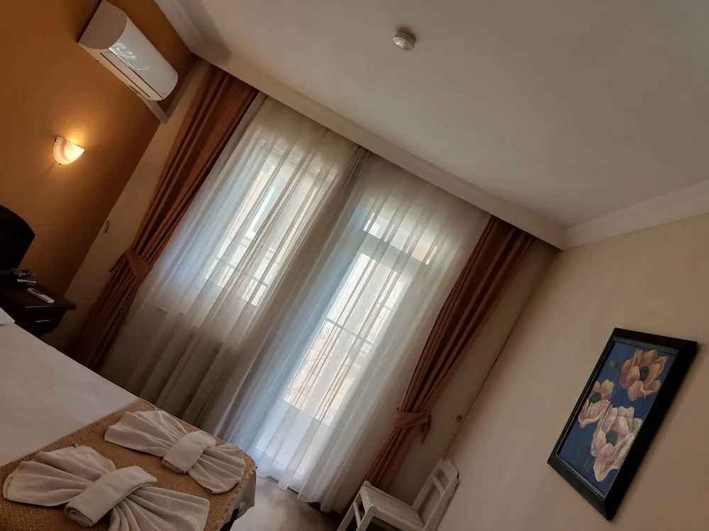 Standard Tek Büyük veya İki Ayrı Yataklı Oda, Balkon, Havuz Manzaralı