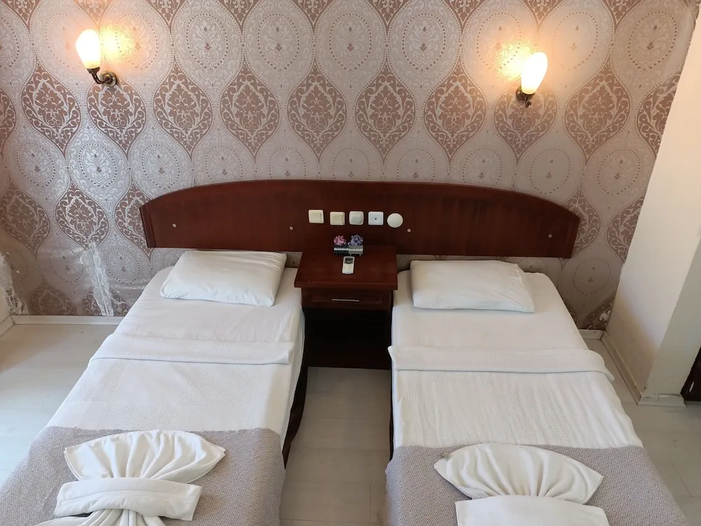 Standard Tek Büyük veya İki Ayrı Yataklı Oda, Balkon, Havuz Manzaralı