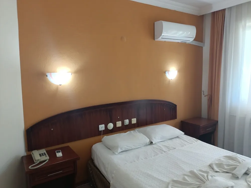 Standard Tek Büyük veya İki Ayrı Yataklı Oda, Balkon, Havuz Manzaralı