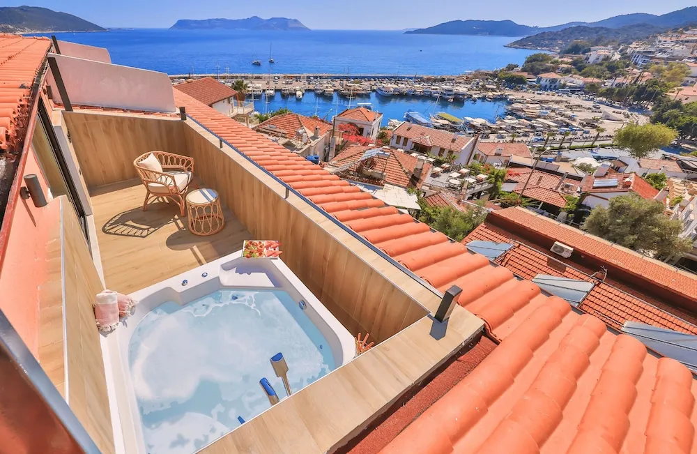 Deniz Manzaralı Jakuzili Çatı Premium Oda