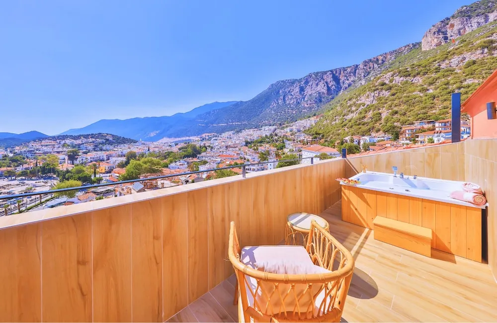 Deniz Manzaralı Jakuzili Çatı Premium Oda