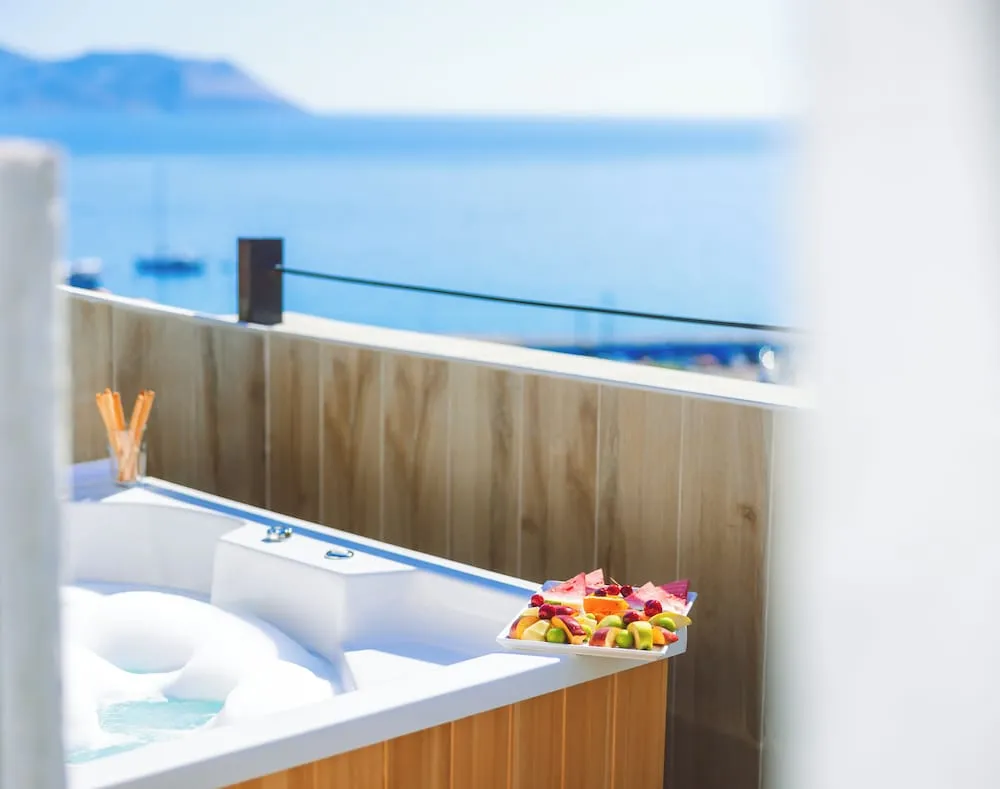 Deniz Manzaralı Jakuzili Çatı Deluxe Oda