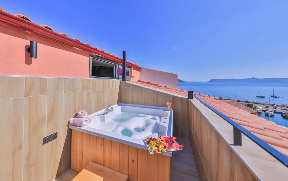Deniz Manzaralı Jakuzili Çatı Deluxe Oda