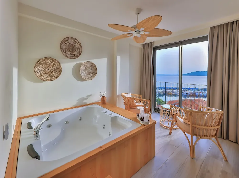 Deniz Manzaralı Jakuzili Deluxe Oda
