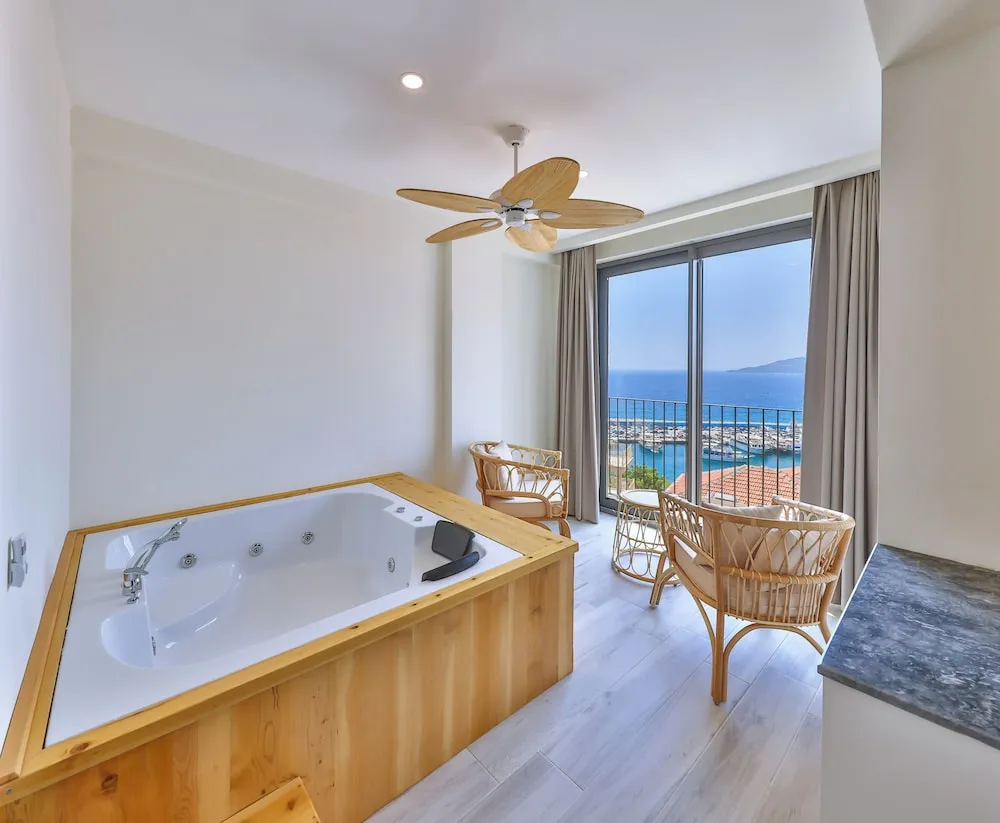 Deniz Manzaralı Jakuzili Deluxe Oda