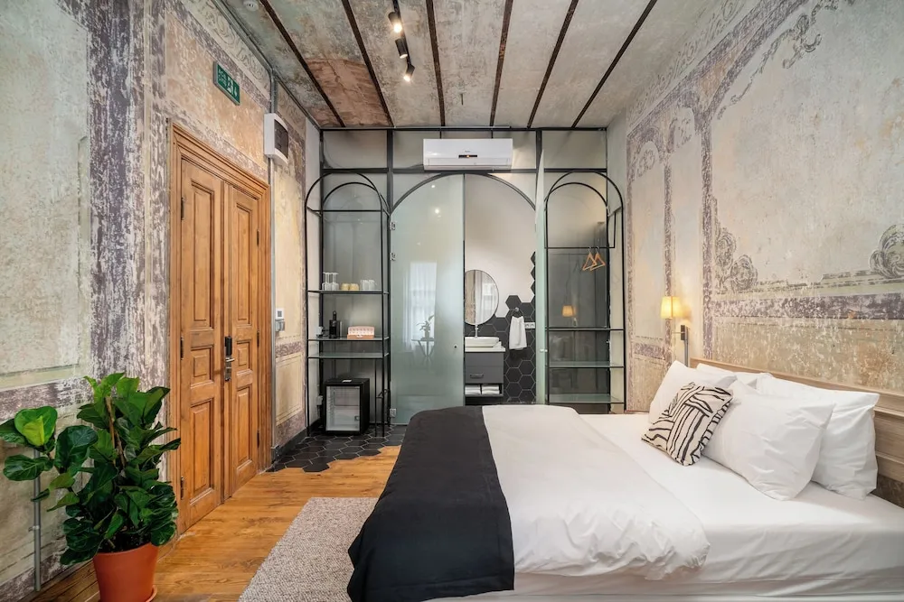 City Tek Büyük Yataklı Oda