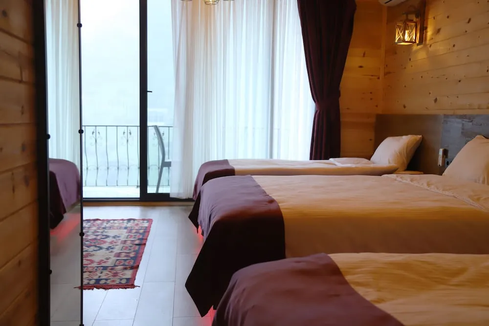 Standard Dört Kişilik Oda, Birden Çok Yatak, Nehir Manzaralı, Yamaçta