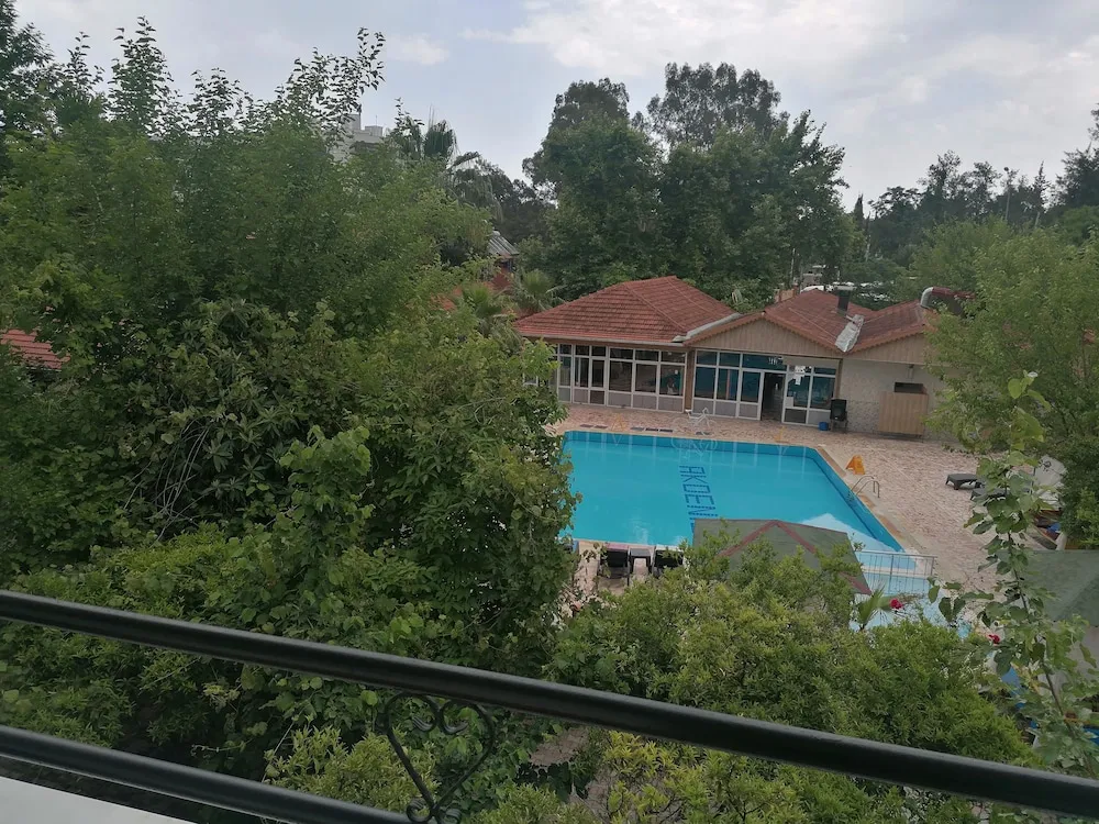 Basic Oda, Havuz Manzaralı