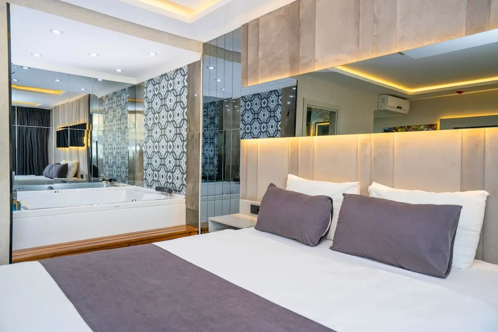Luxury Oda