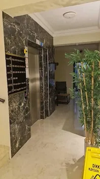 Ados Otel