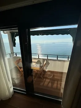 Ados Otel
