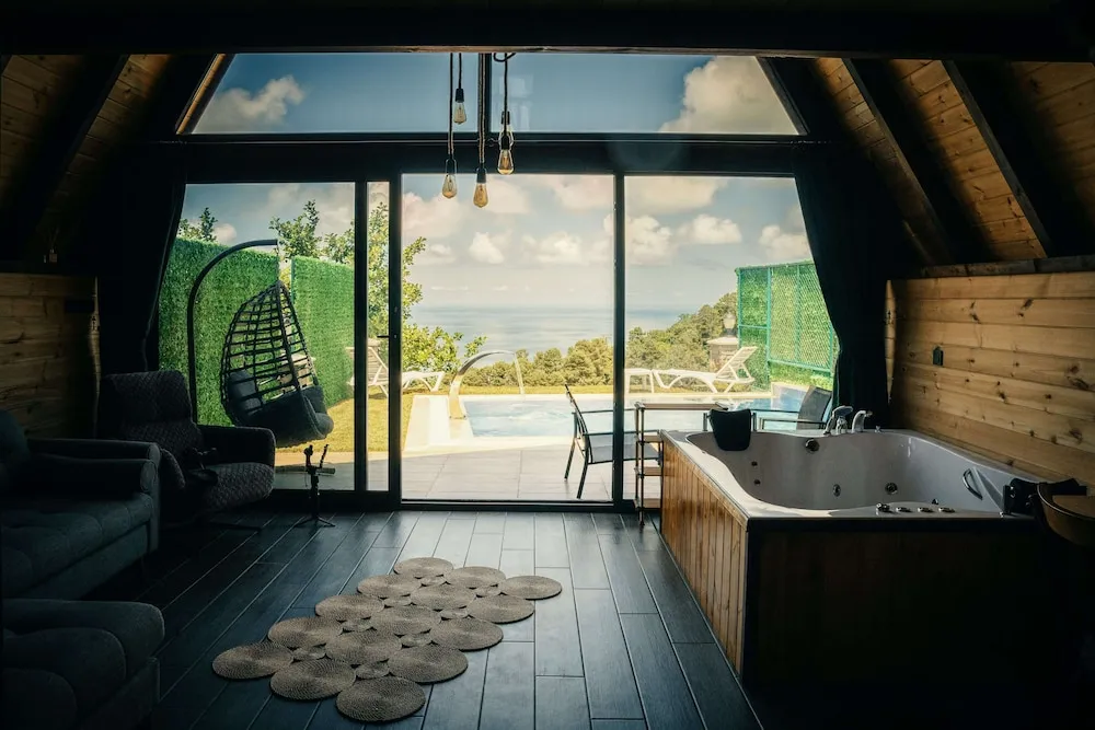 Comfort Bungalov, Sıcak Su Küveti, Havuz Manzaralı