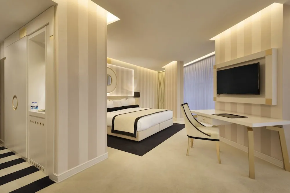 Family Süit (1 Double Bed, 2 Twin Beds)
