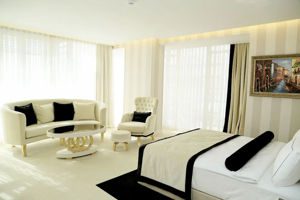 Family Süit (1 Double Bed, 2 Twin Beds)